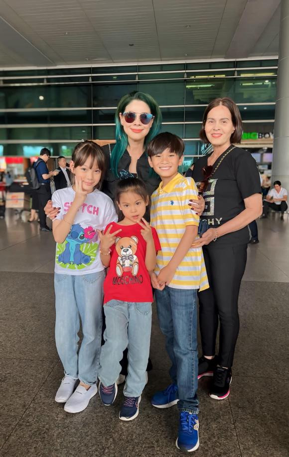 Thanh Thảo cùng gia đình trở về quê hương. Ảnh: FB Thanh Thảo