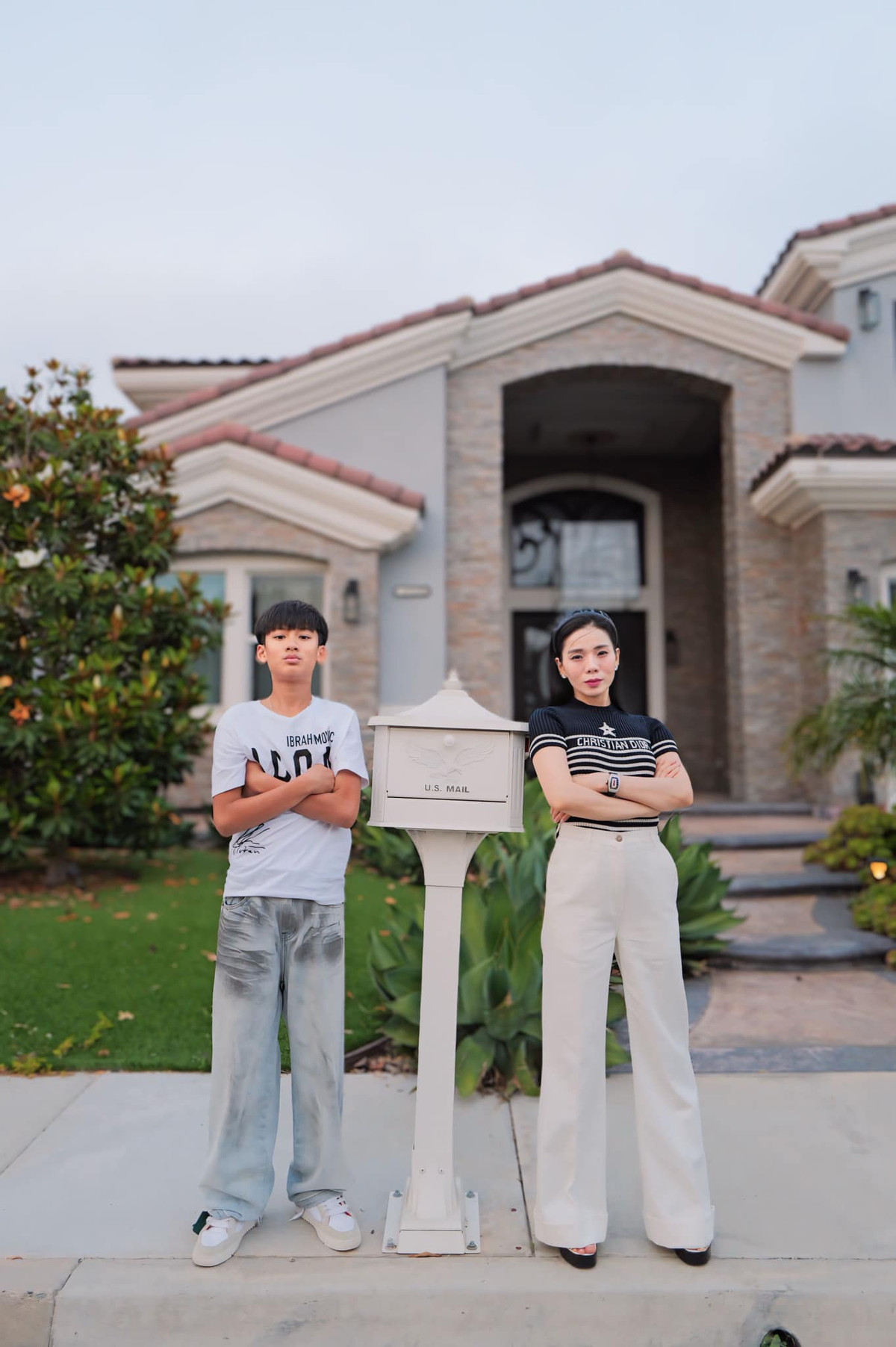  Tin tức sao Việt 24/7: Lệ Quyên và con trai chụp ảnh trước căn nhà ở Mỹ. Ảnh: FB Lệ Quyên