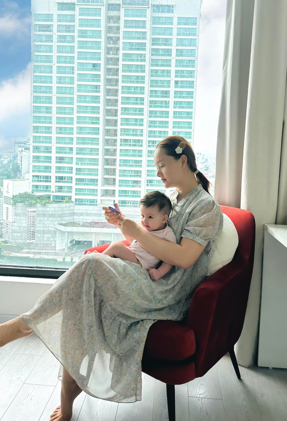 Lan Phương chia sẻ ảnh đời thường: "Chỉ là cắt móng tay thôi mà tự nhiên có cái ảnh đẹp quá". Ảnh: FB Lan Phuong Nguyen 