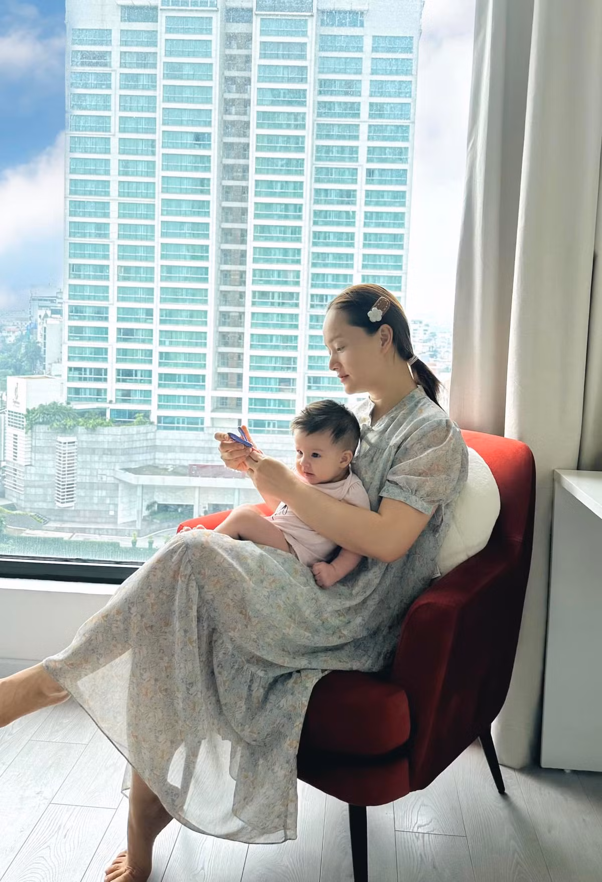 Lan Phương chia sẻ ảnh đời thường: "Chỉ là cắt móng tay thôi mà tự nhiên có cái ảnh đẹp quá". Ảnh: FB Lan Phuong Nguyen 