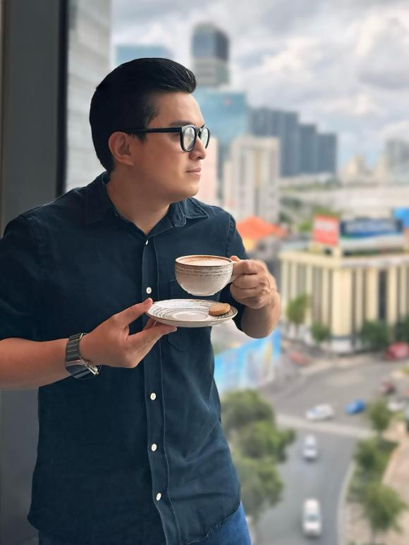 Lam Trường chia sẻ ảnh kèm chú thích: "Ngắm thành phố từ trên cao, tách trà chiều, trong lòng lại le lói ánh nắng nhẹ qua tim". Ảnh: FB Lam Truong