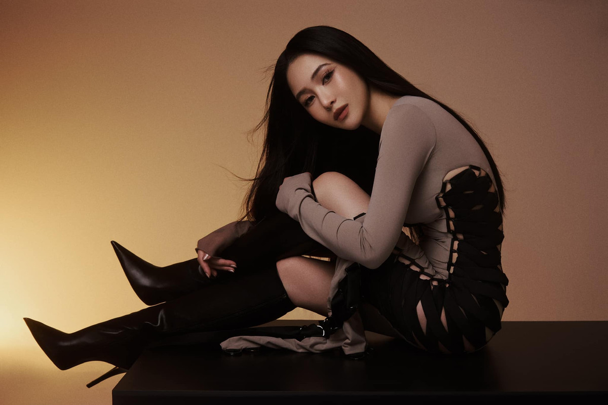 Hương Tràm tự tin khoe vóc dáng thon gọn, săn chắc trong mỗi khung hình.