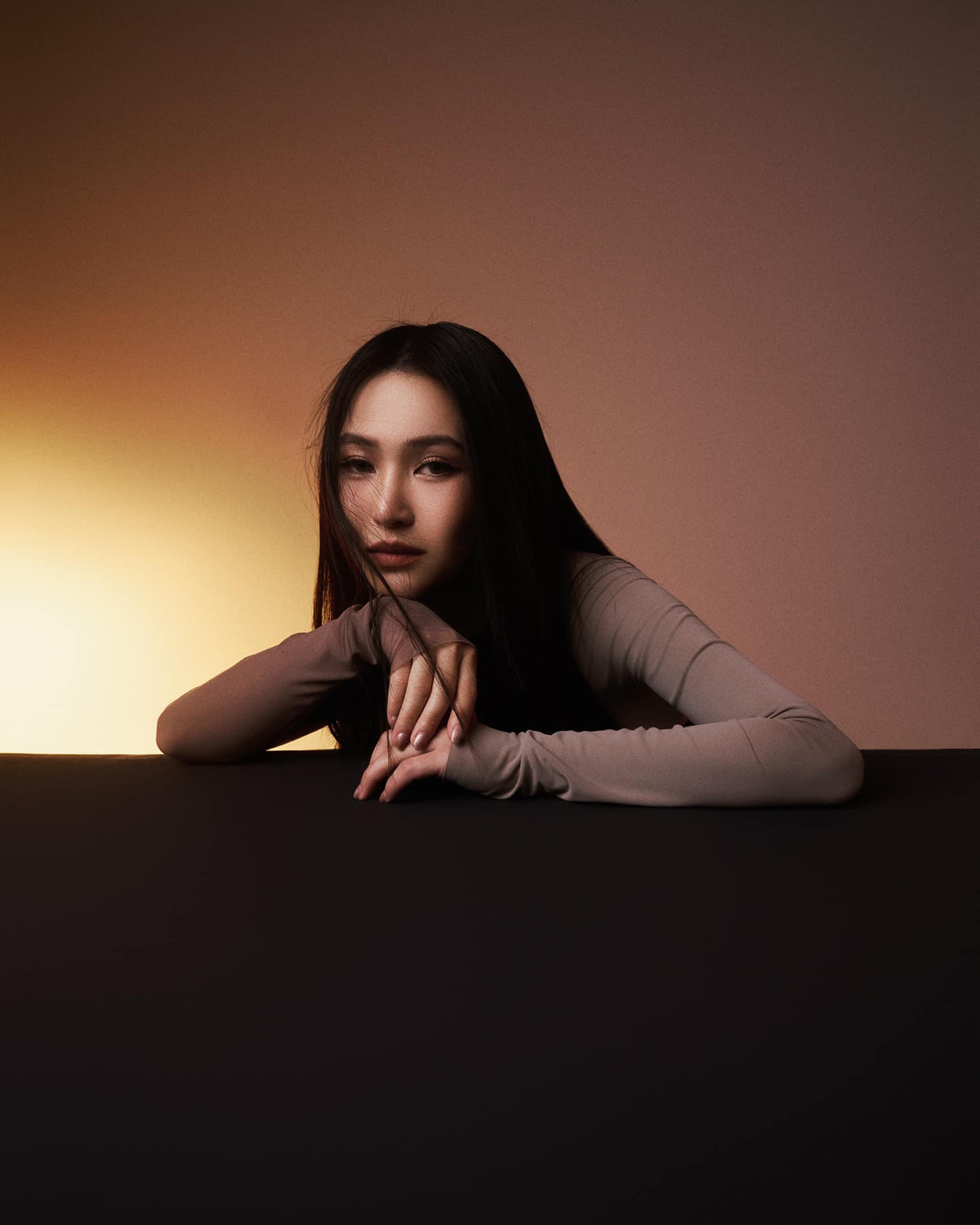 Cô đã "lột xác" ngoạn mục với ngoại hình quyến rũ, trưởng thành và phong cách thời trang táo bạo, cá tính hơn.