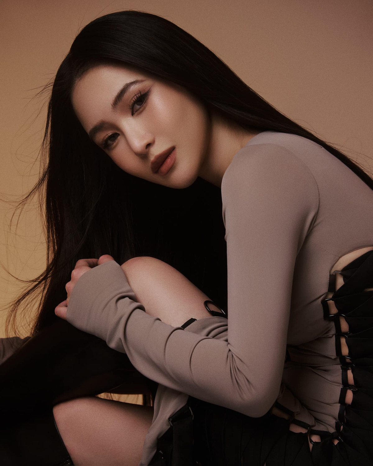 Vào giữa năm 2019, Hương Tràm bất ngờ rời showbiz, cô luôn bị đồn rằng sang Mỹ để sinh con chứ không phải du học. Tuy nhiên điều đó chỉ là tin đồn thiếu xác thực, nữ ca sĩ đã lên tiếng phủ nhận.