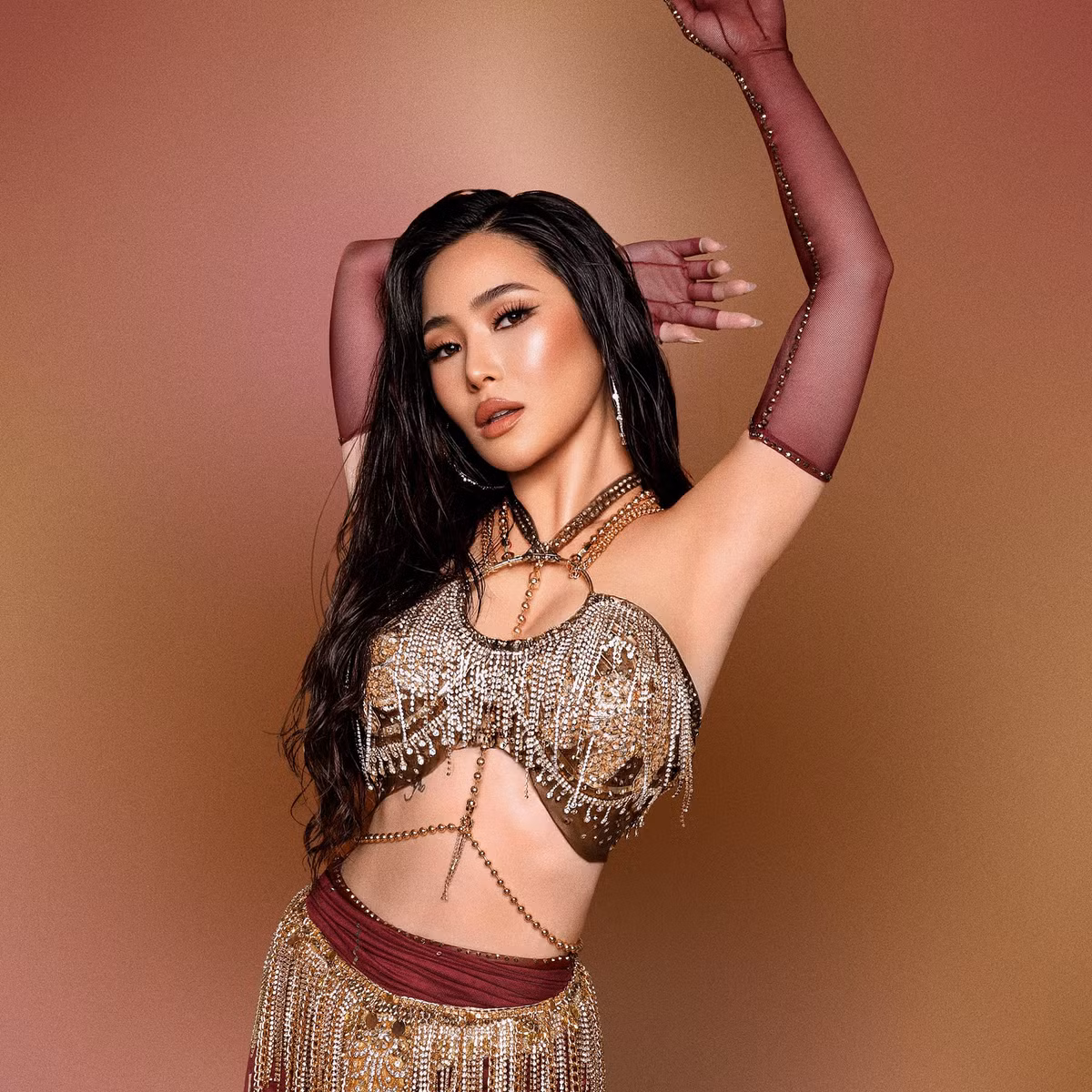 Cô thoải mái thể hiện cá tính riêng, không ngại chia sẻ những quan điểm thẳng thắn trên mạng xã hội, thu hút sự chú ý và ủng hộ từ đông đảo khán giả trẻ.