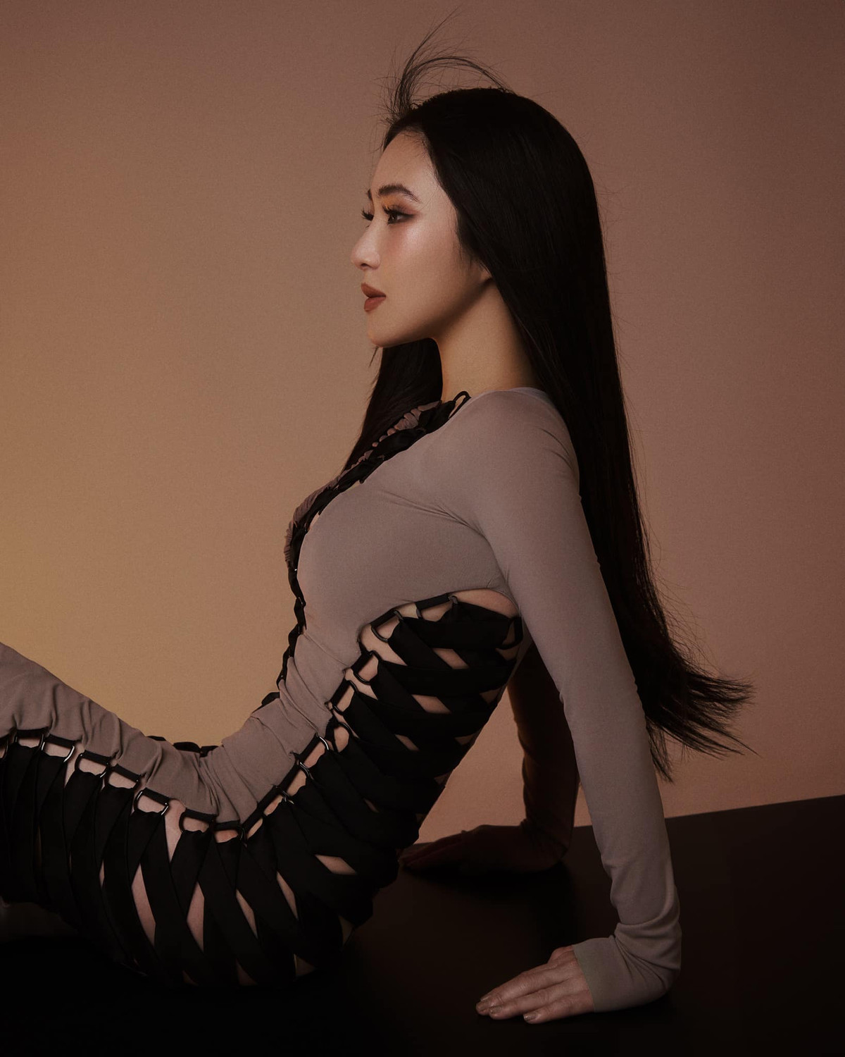 Sau 5 năm sang Mỹ, nữ ca sĩ thay đổi cách ăn mặc theo hướng nổi loạn và nóng bỏng hơn.