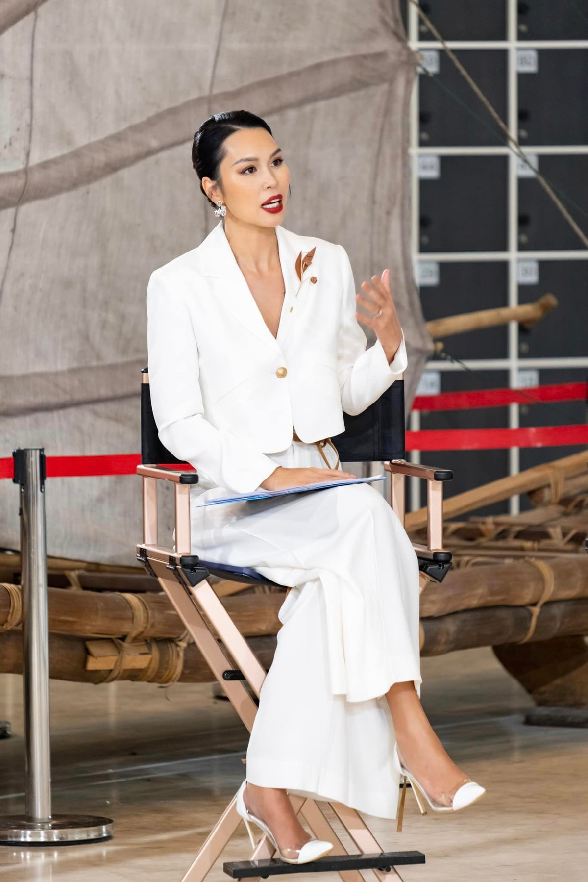 Siêu mẫu Hà Anh khoe thần thái khi làm giám khảo một cuộc thi sắc đẹp. Ảnh: FB Ha Anh Vu