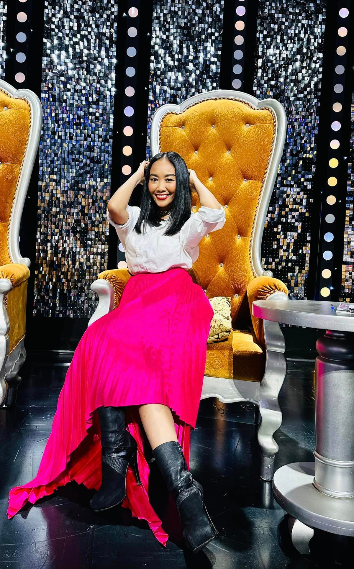 Ca sĩ Đoan Trang làm việc từ 12h trưa đến nửa đêm vẫn đầy năng lượng. Ảnh: FB Doan Trang