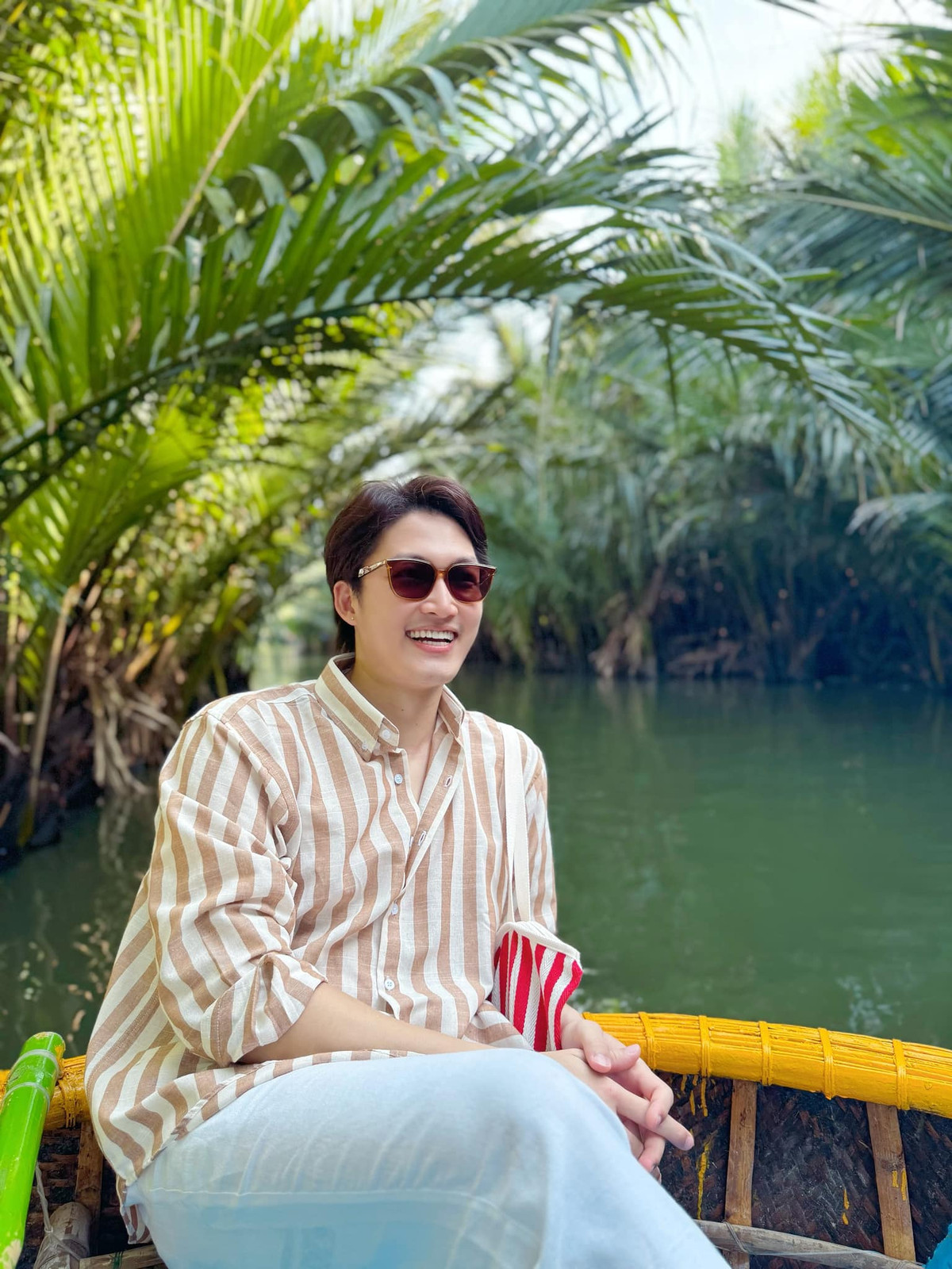 Đình Tú chia sẻ hài hước: "Mẹ dặn tránh xa những thứ làm con buồn. Nhưng mẹ ơi thứ làm con buồn xinh gái lắm mẹ ạ". Ảnh: FB Nguyễn Đình Tú