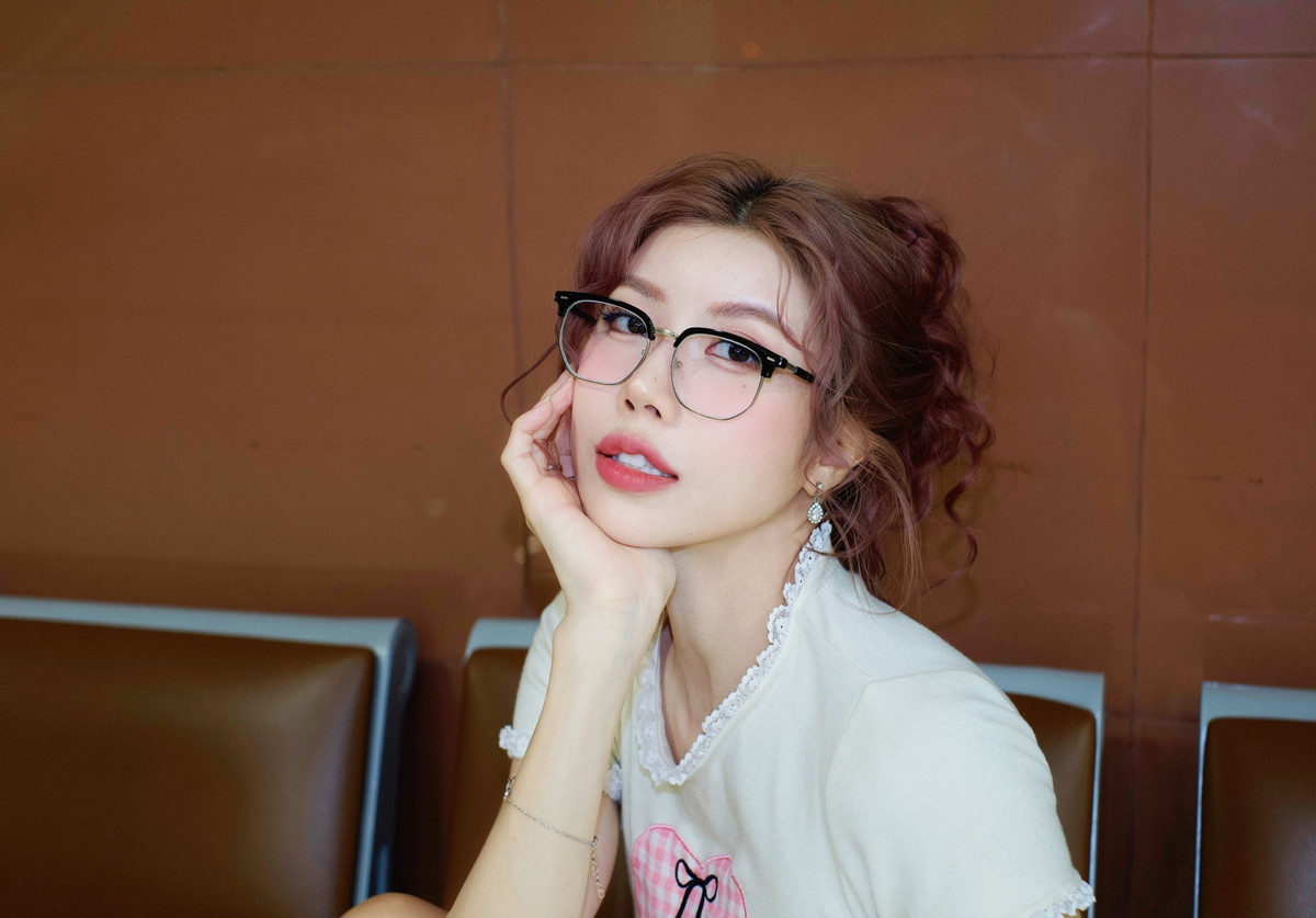 "Nhìn xa Trang thấy mờ mờ, nhìn gần mới biết là mờ ê mê", Trang Pháp thả thính. Ảnh: FB Trang Phap