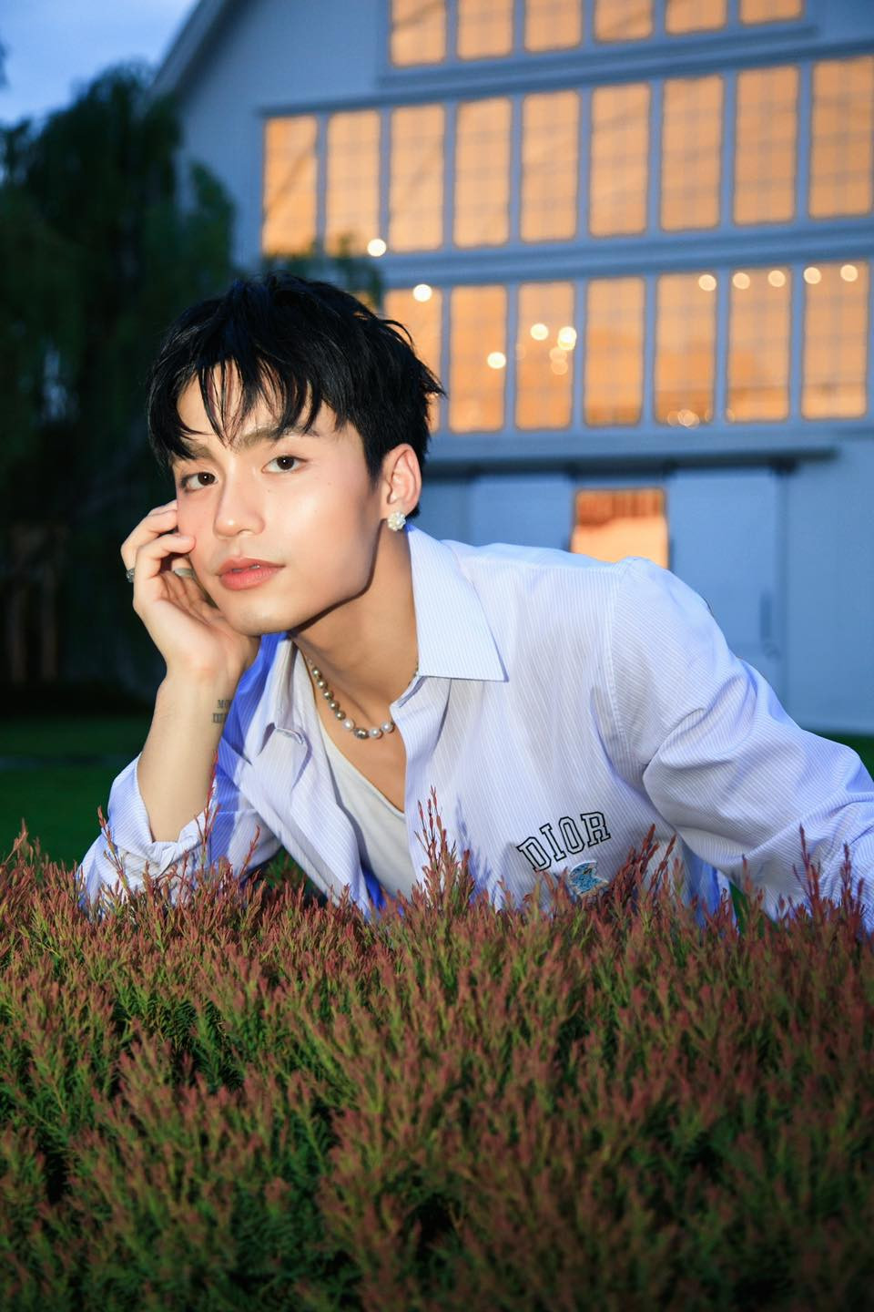 Ca sĩ Mono chia sẻ hình ảnh điển trai, đồng thời "thả thính": "Đêm nay hoa nào cần được chăm ấy nhỉ?". Ảnh: FB Mono