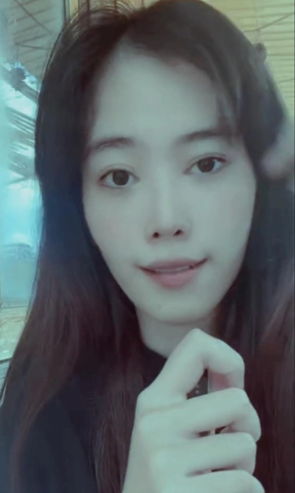 Trong livestream vừa diễn ra vào ngày 4/4, Nam Em có màn đấu khẩu với khán giả khi bị chê hát dở tệ. Ảnh chụp màn hình