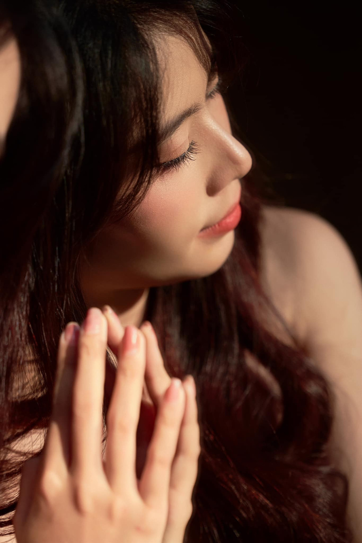 Diện lên mình những chiếc váy dài thướt tha, Nam Em hóa thân thành nàng thơ dịu dàng, mong manh đầy sức hút. Ảnh: FBNV