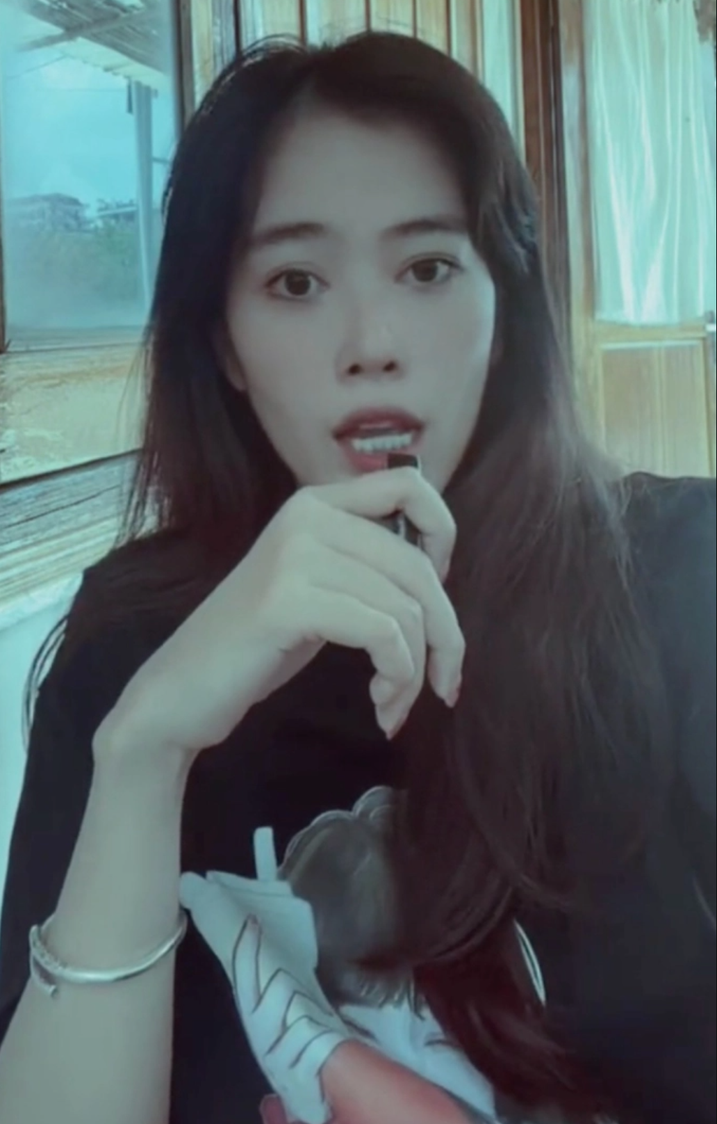 Cụ thể, Nam Em thanh minh: "Có nhiều bạn vô sân si với tôi, bảo tôi hát dở thế này thế kia, rồi còn nói tôi hát dở hơn các bạn nữa. Vậy các bạn cứ về nhà tự lập kênh rồi lên livestream và hát đi". Ảnh chụp màn hình