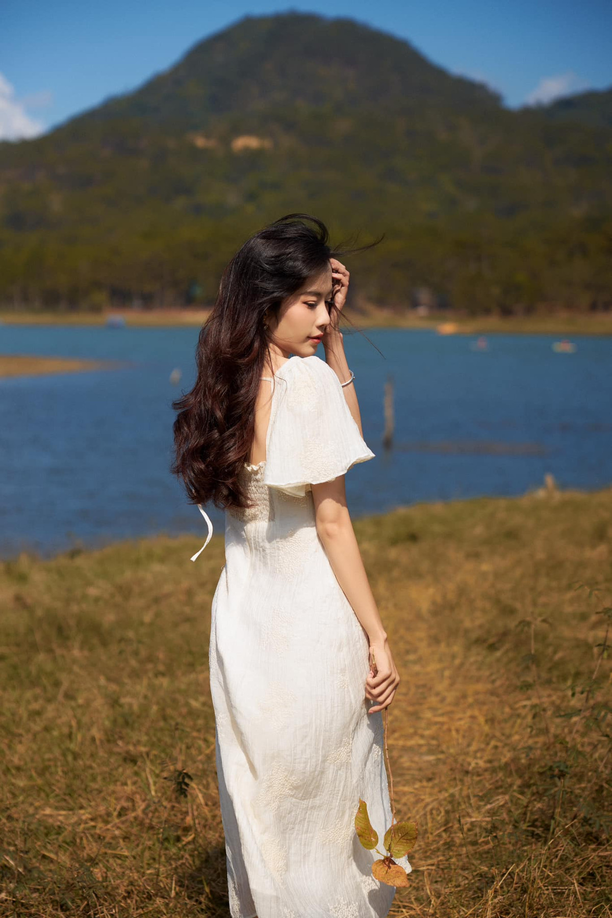 Nam Em sinh năm 1996, quê ở Tiền Giang. Cô từng giành giải Hoa khôi Đồng bằng sông Cửu Long và lọt vào Top 8 Miss Earth 2016. Ảnh: FBNV