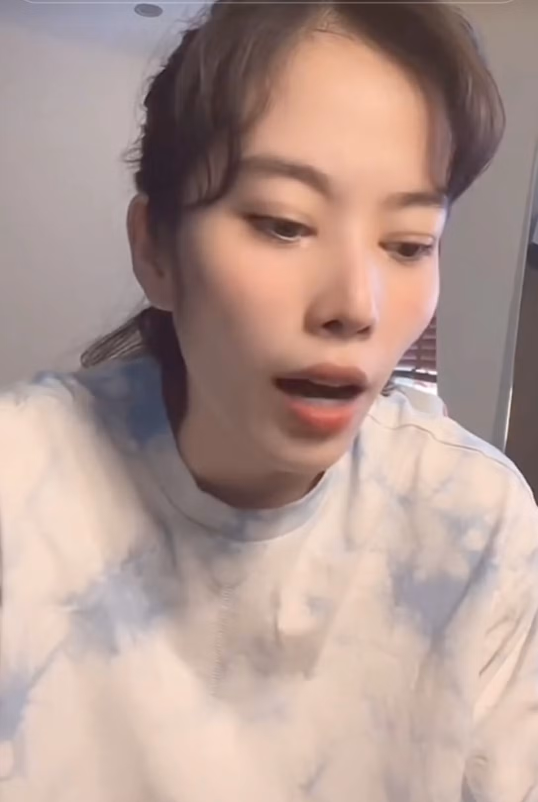 Trước đó, vào chiều 3/4, Nam Em chính thức mở lại kênh TikTok có hơn 1 triệu người theo dõi và livestream hát hò cùng khán giả. Ảnh chụp màn hình