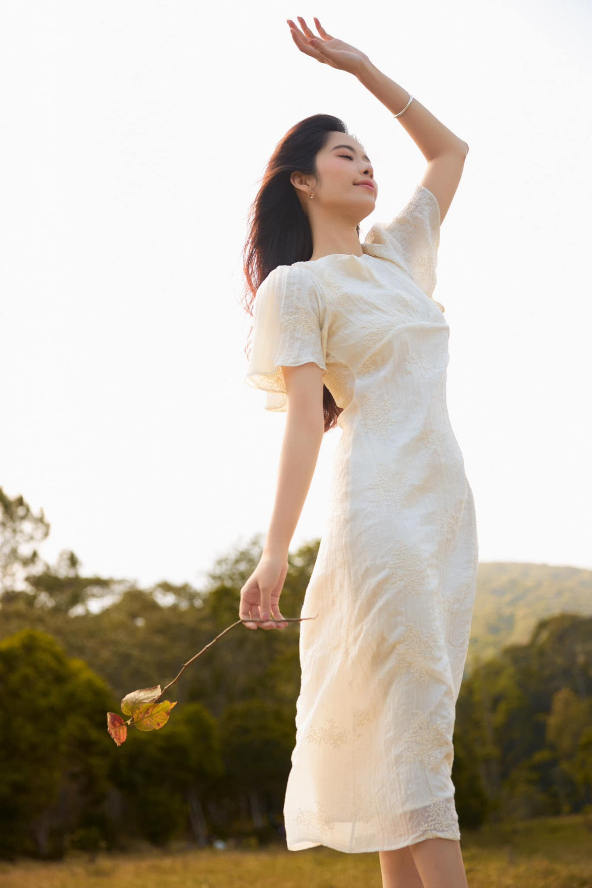 Sau khi xảy ra ồn ào vạ miệng và Nam Em kiên quyết ở bên cạnh bạn trai Bùi Hữu Cường, cô dần bị khán giả quay lưng. Ảnh: FBNV