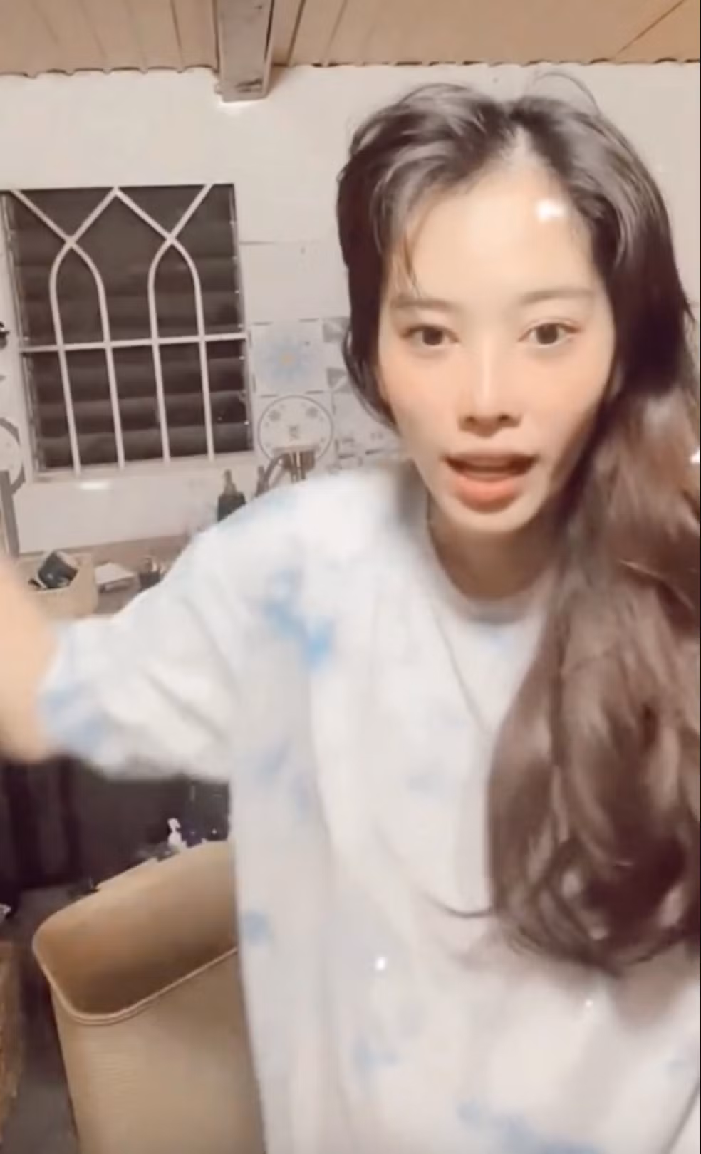 Người đẹp 9x thể hiện nhiều ca khúc nổi tiếng, trong đó gây chú ý nhất là màn hát live Giấc mơ trưa. Ảnh chụp màn hình