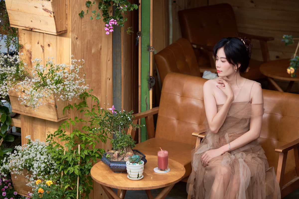 Nhiều người bày tỏ sự yêu mến trước vẻ đẹp dịu dàng, nữ tính của cô và mong muốn cô sẽ giữ vững phong độ này trong thời gian tới. Ảnh: FBNV