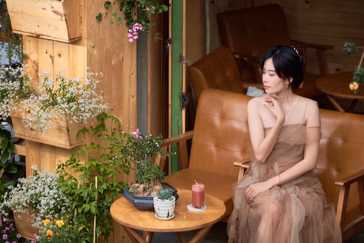 Nhiều người bày tỏ sự yêu mến trước vẻ đẹp dịu dàng, nữ tính của cô và mong muốn cô sẽ giữ vững phong độ này trong thời gian tới. Ảnh: FBNV