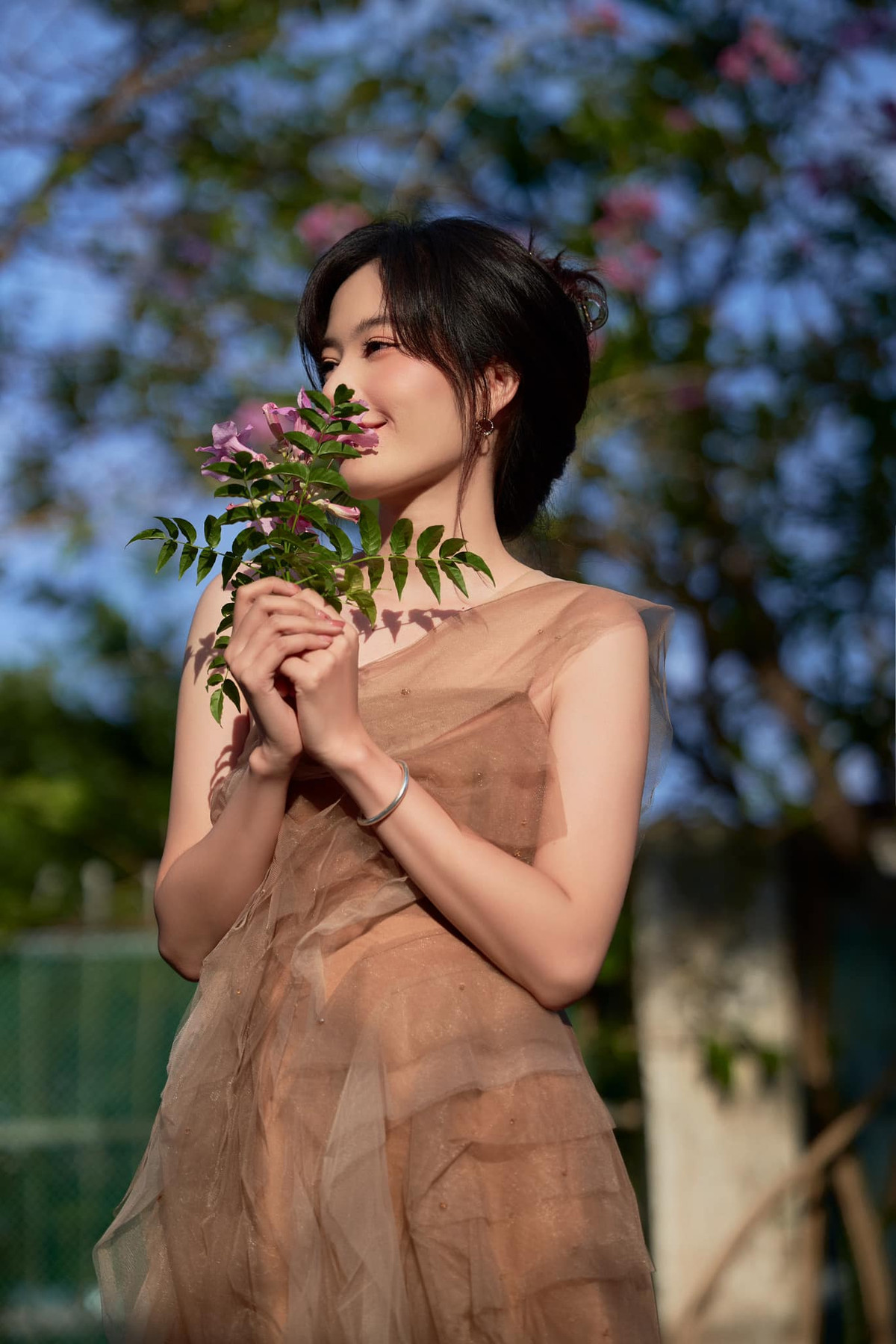 Nam Em bất ngờ hoá nàng thơ dịu dàng sau ồn ào livestream Nam Em bat ngo hoa nang tho diu dang sau on ao livestream