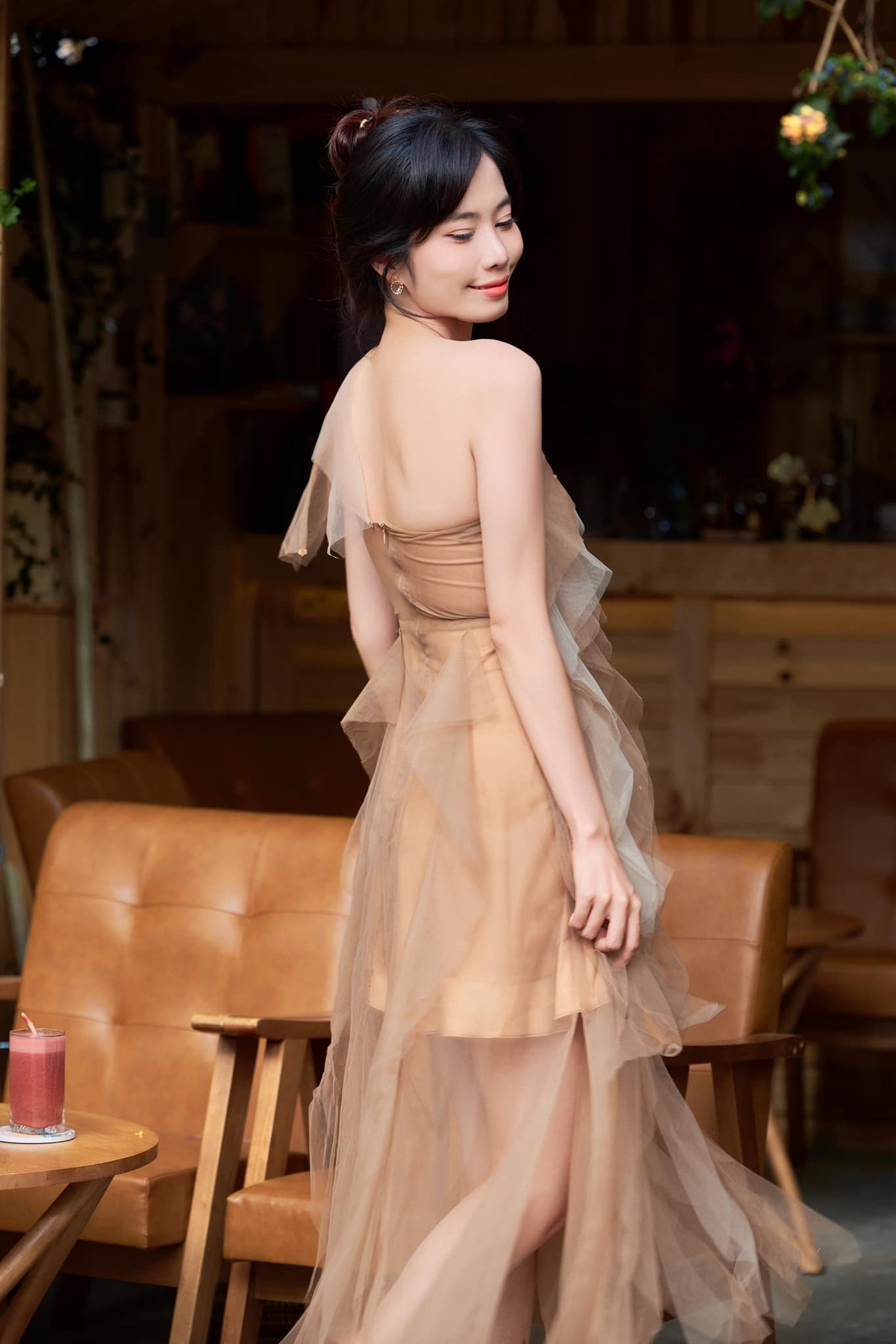 Khi ấy, cô xuất hiện với khuôn mặt tiều tụy và có những hành động khó kiểm soát. Ảnh: FBNV