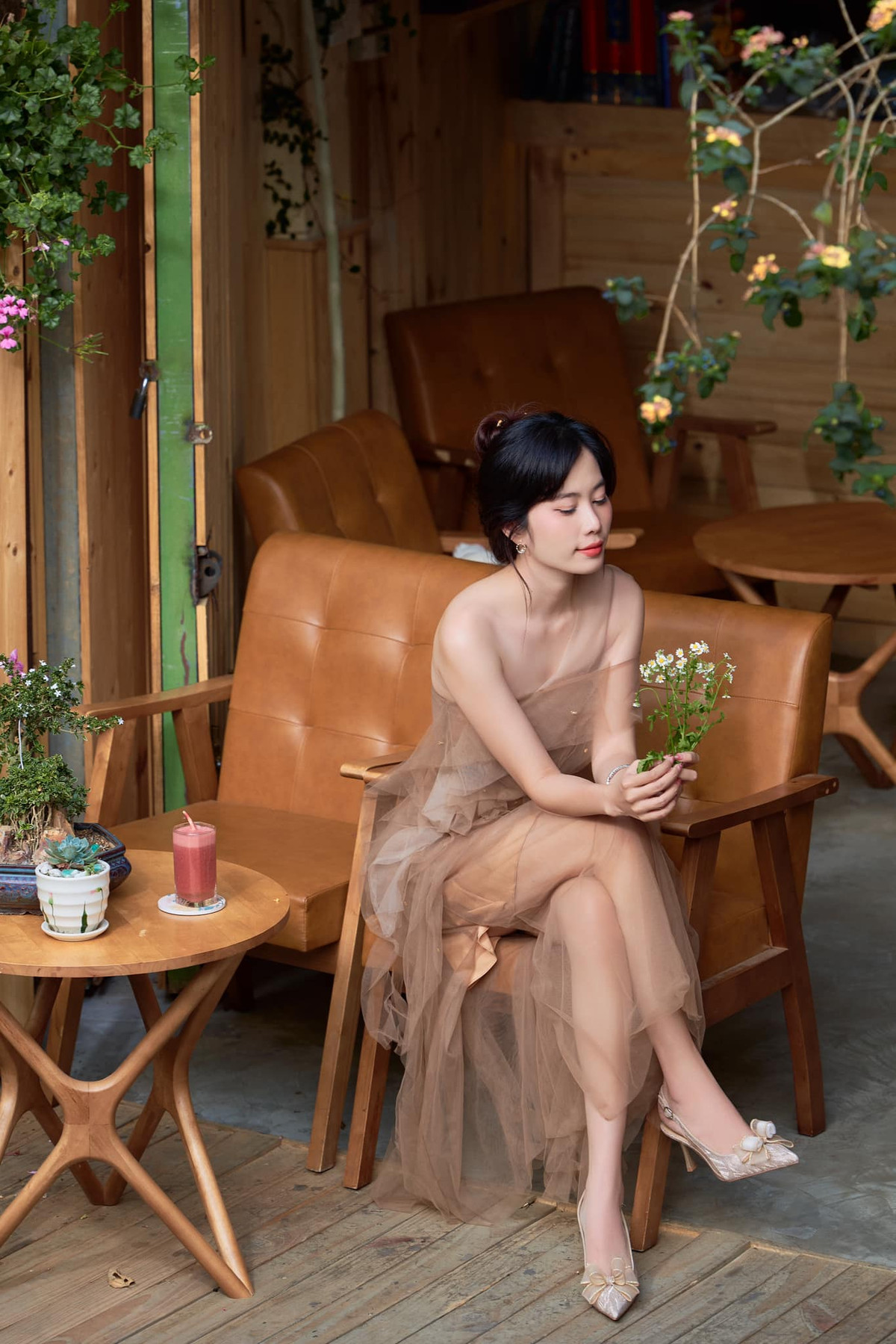 Sự thay đổi hình ảnh của Nam Em trong bộ ảnh mới nhận được nhiều lời khen ngợi từ người hâm mộ. Ảnh: FBNV