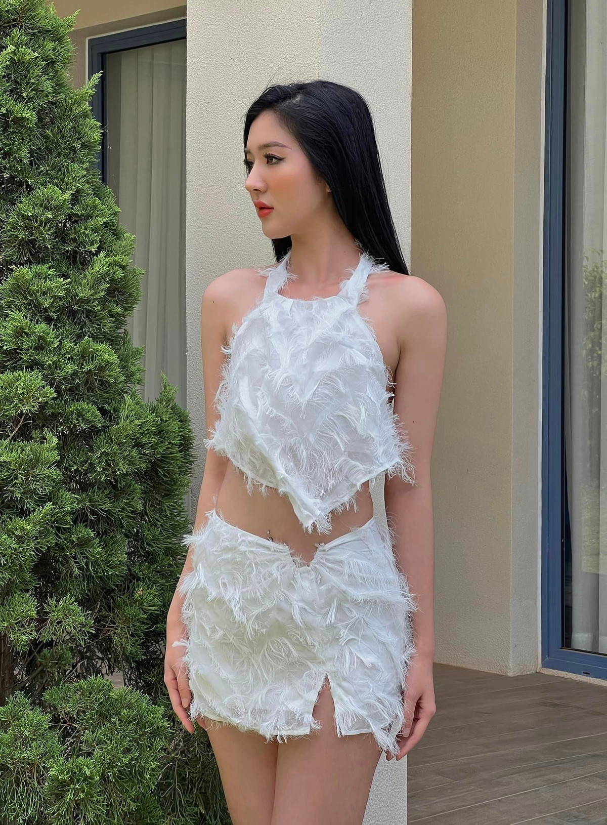 Dù vóc dáng thanh mảnh nhưng có thể thấy bà xã kém tuổi của Hồ Quang Hiếu không hề ốm mà ngược lại có số đo vòng 1, vòng 3 rất cân đối.