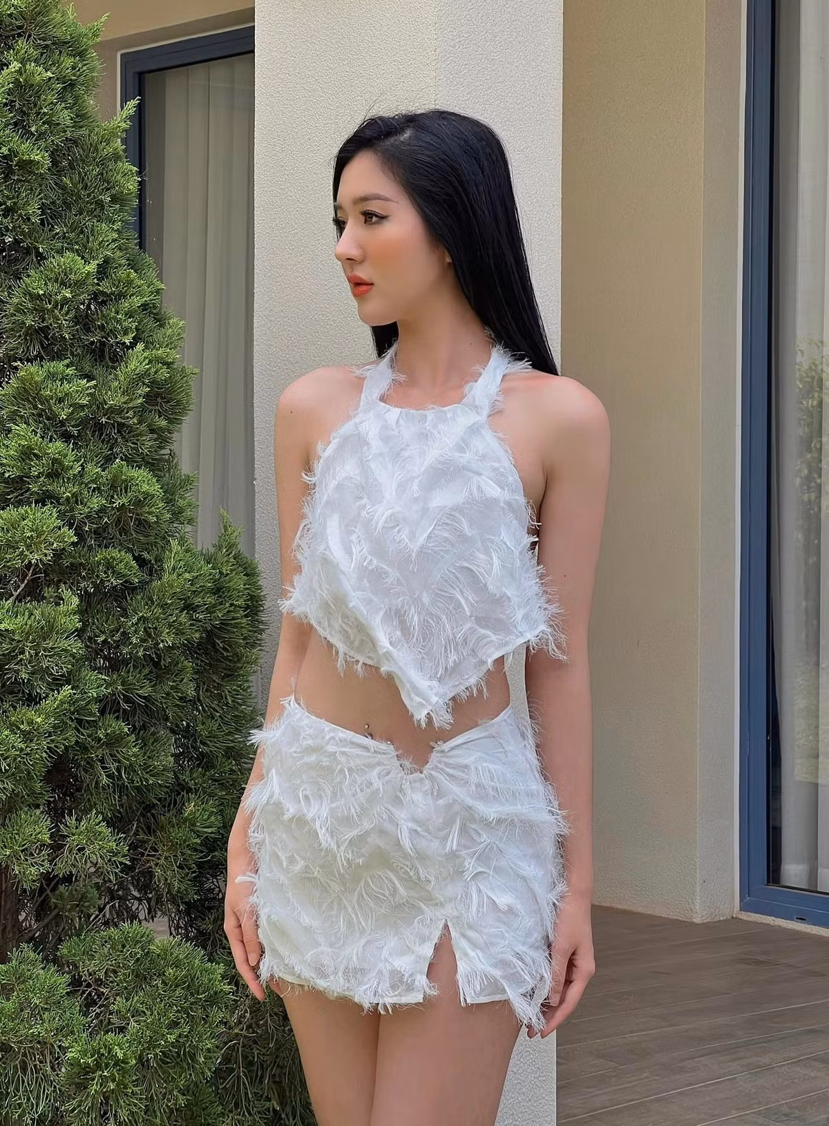 Dù vóc dáng thanh mảnh nhưng có thể thấy bà xã kém tuổi của Hồ Quang Hiếu không hề ốm mà ngược lại có số đo vòng 1, vòng 3 rất cân đối.