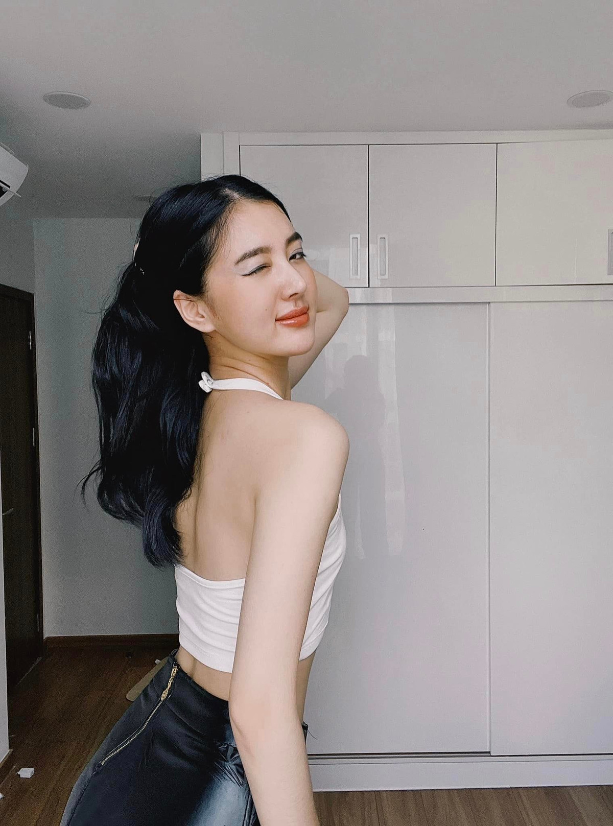 Vòng eo thon gọn "con kiến" của cô là niềm mơ ước của nhiều chị em phụ nữ.