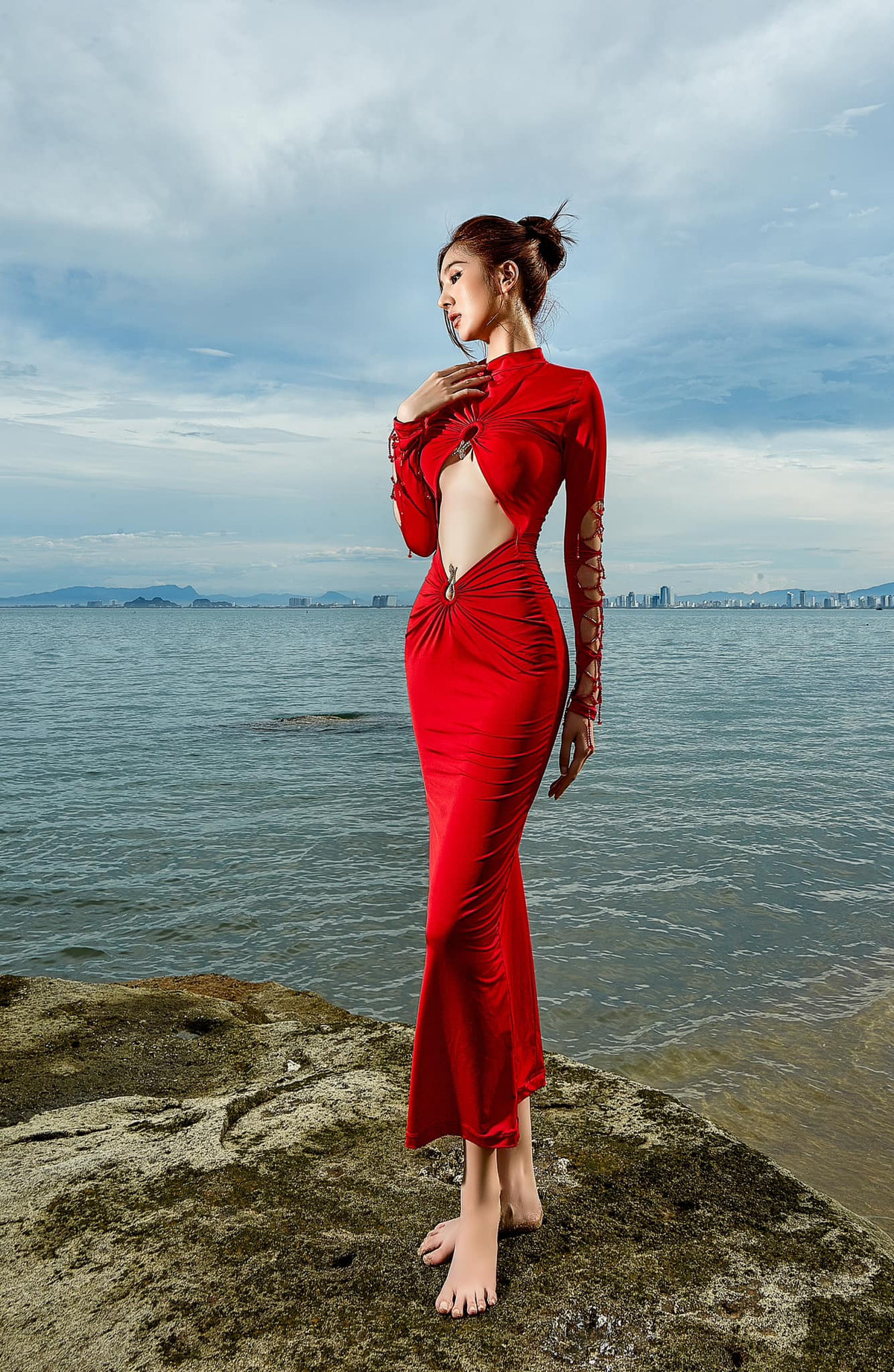 Vòng eo thon gọn "con kiến" của cô là điểm nhấn thu hút mọi ánh nhìn.