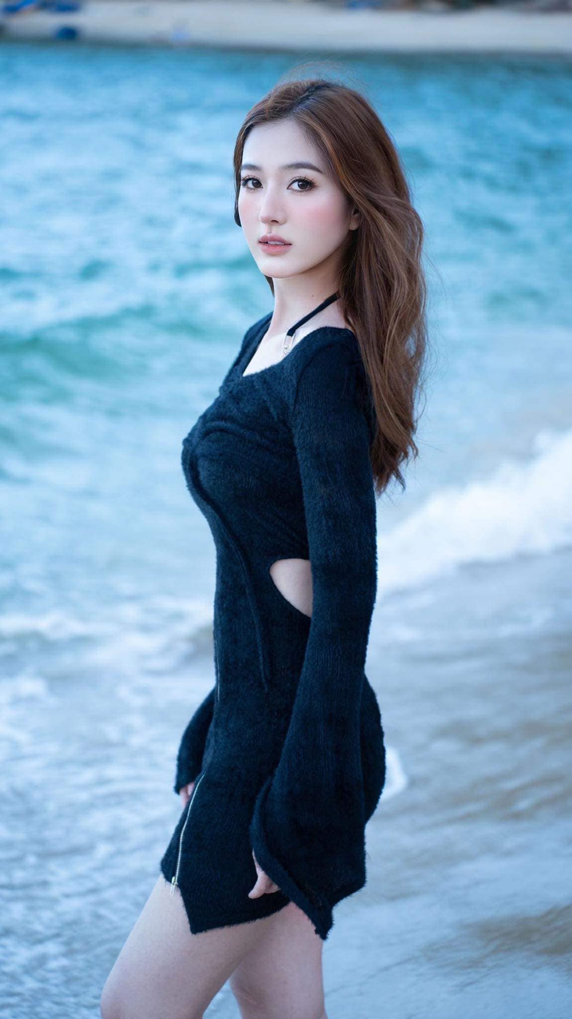 Cô thường xuyên tập gym, yoga và dành thời gian cho các hoạt động thể thao ngoài trời như chạy bộ, bơi lội.