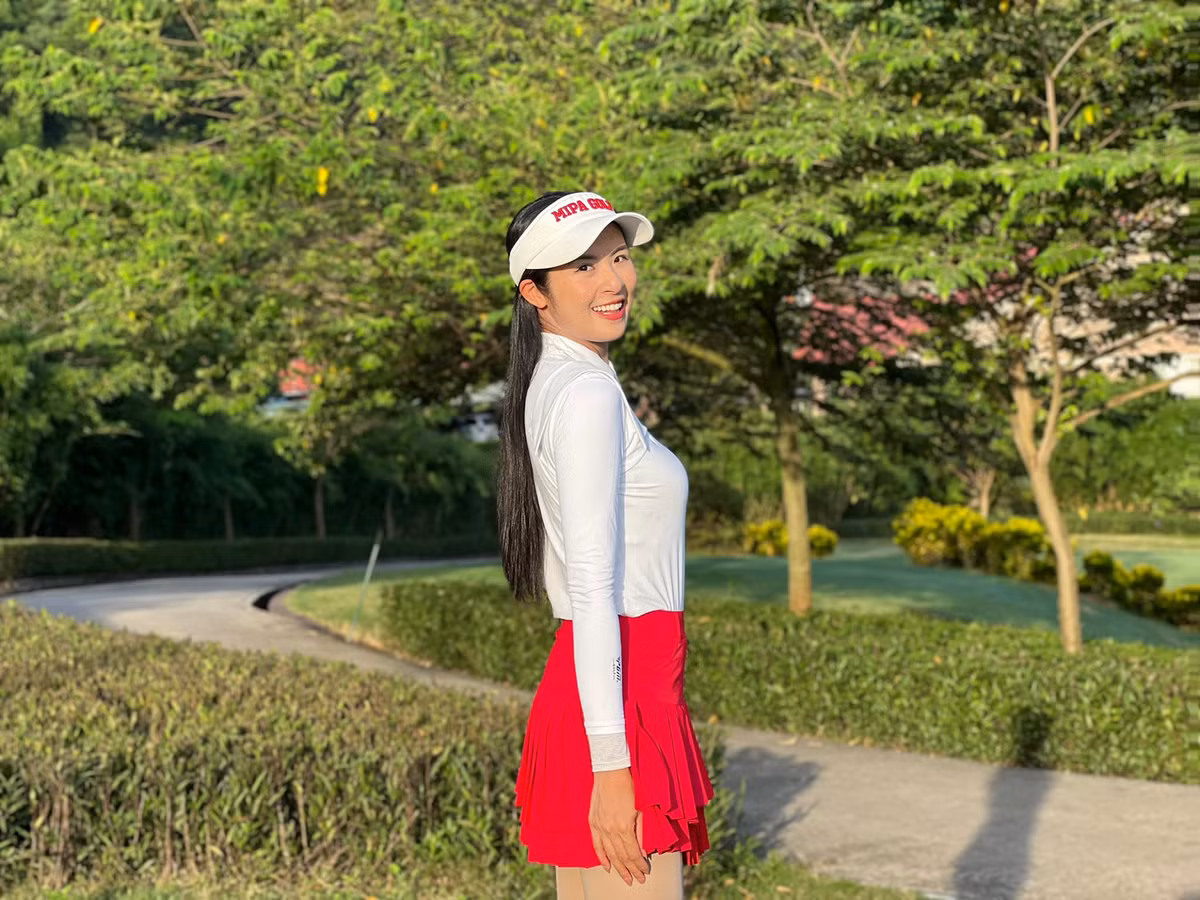 Hoa hậu Ngọc Hân đăng ảnh tạo dáng giữa sân golf.