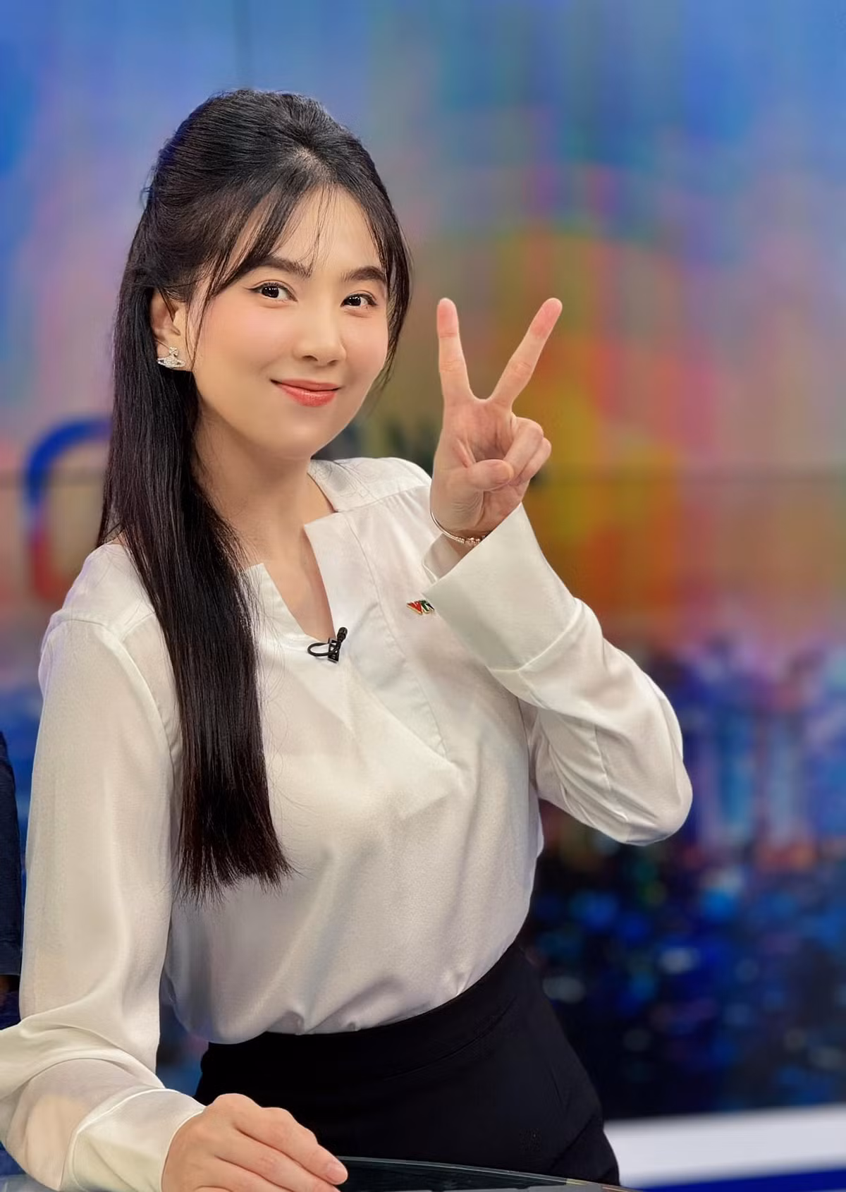 Nữ MC Mai Ngọc khoe hình ảnh xinh đẹp trước giờ lên sóng.