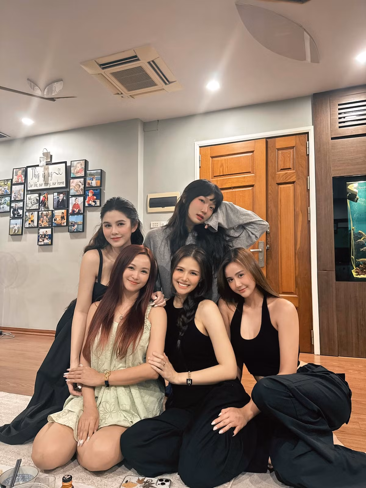 Nữ MC Thu Hoài xôm tụ bên bàn mỹ nhân showbiz Việt.