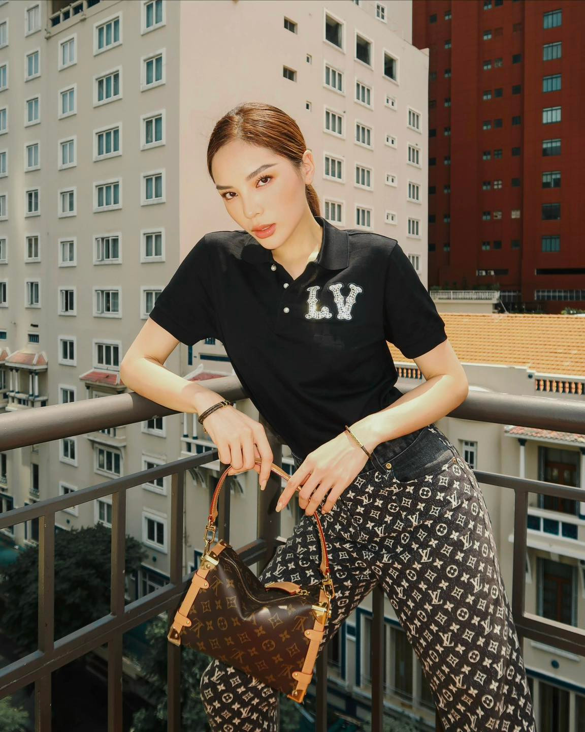 Gương mặt của Kỳ Duyên đã trở nên góc cạnh và sắc sảo hơn, phù hợp với hình tượng người phụ nữ hiện đại.