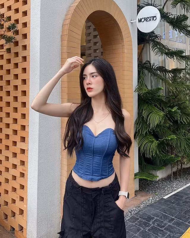 Bên cạnh việc chia sẻ những hình ảnh đời thường, Hola còn thường xuyên xuất hiện trong các bộ ảnh thời trang, quảng cáo.