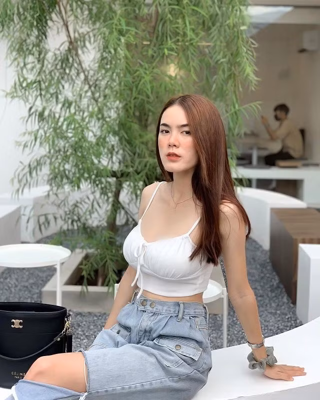Cô nàng thường xuyên diện những bộ trang phục ngắn cũn, crop top,...để khoe trọn vóc dáng nuột nà.