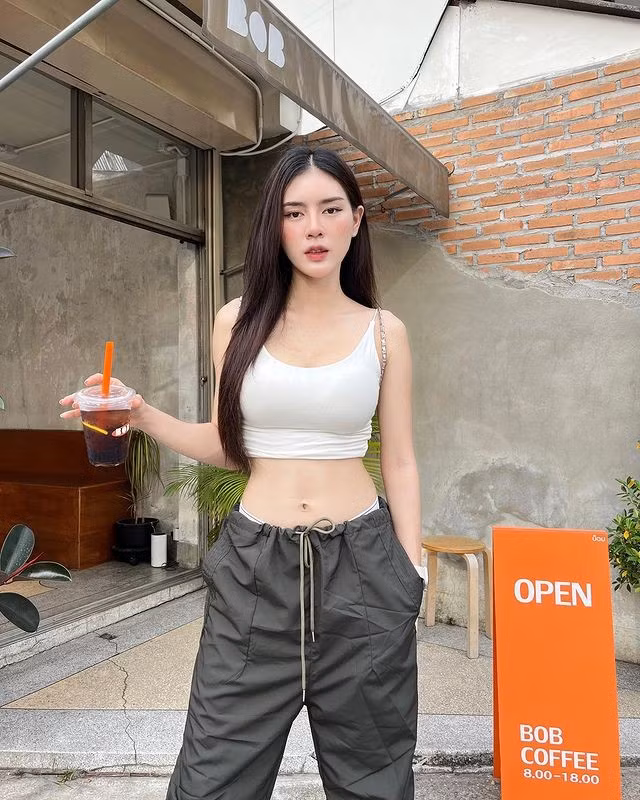 Sở hữu gương mặt xinh đẹp cùng đường cong hoàn hảo, đặc biệt là vòng eo con kiến đáng mơ ước, Hola nhanh chóng trở thành một trong những hot girl đình đám nhất Thái Lan.