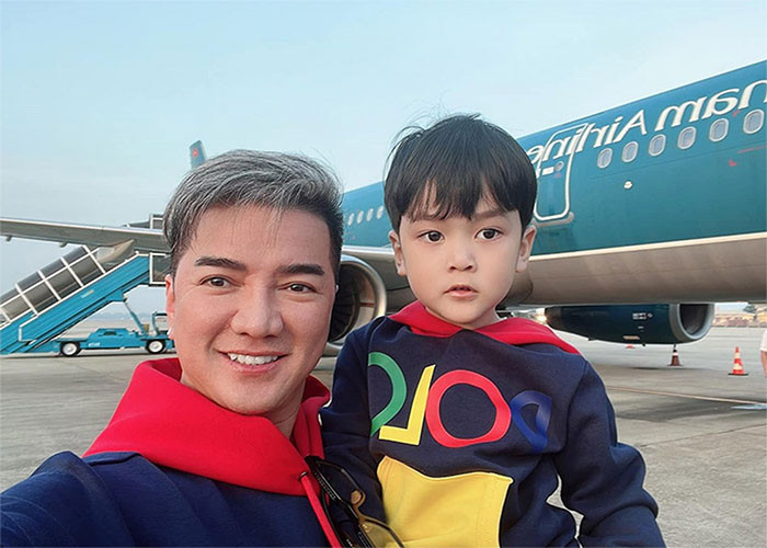 Sau khi công khai con trai, giọng ca "Xin lỗi tình yêu" thường xuyên khoe những khoảnh khắc cùng con trai chơi đùa, đi du lịch cùng nhau trong và ngoài nước. (Ảnh: FB Đàm Vĩnh Hưng)