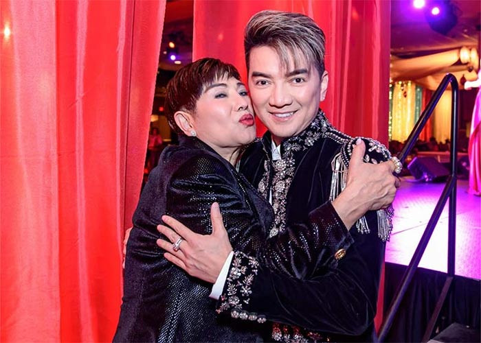 Đàm Vĩnh Hưng và bà Liên Phạm kết hôn vào ngày 13/6/2004 và ly thân ngày 22/2/2018. Cả hai không có con chung và không phân chia tài sản. Liên Phạm - vợ Đàm Vĩnh Hưng, hơn anh 17 tuổi, là một doanh nhân thành đạt, sở hữu chuỗi nhà hàng tại Mỹ và điều hành một công ty giải trí nổi tiếng ở hải ngoại. Tháng 8/2021 chính vợ của Đàm Vĩnh Hưng là người đã nộp đơn ly hôn lên tòa án tại Mỹ. (Ảnh: FB Đàm Vĩnh Hưng)