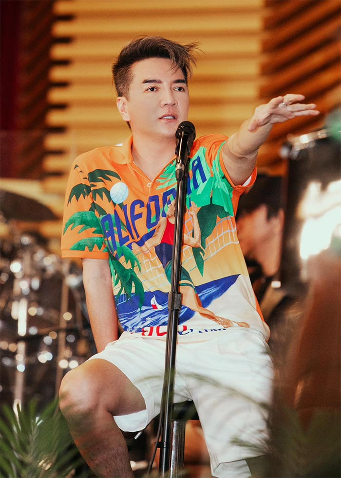 Ngày 18/7/2024, Đàm Vĩnh Hưng bị xử phạt hành chính, cấm biểu diễn "trên lãnh thổ Việt Nam và từ Việt Nam ra nước ngoài" sau vụ mặc trang phục có huy hiệu lạ. (Ảnh: FB Đàm Vĩnh Hưng)