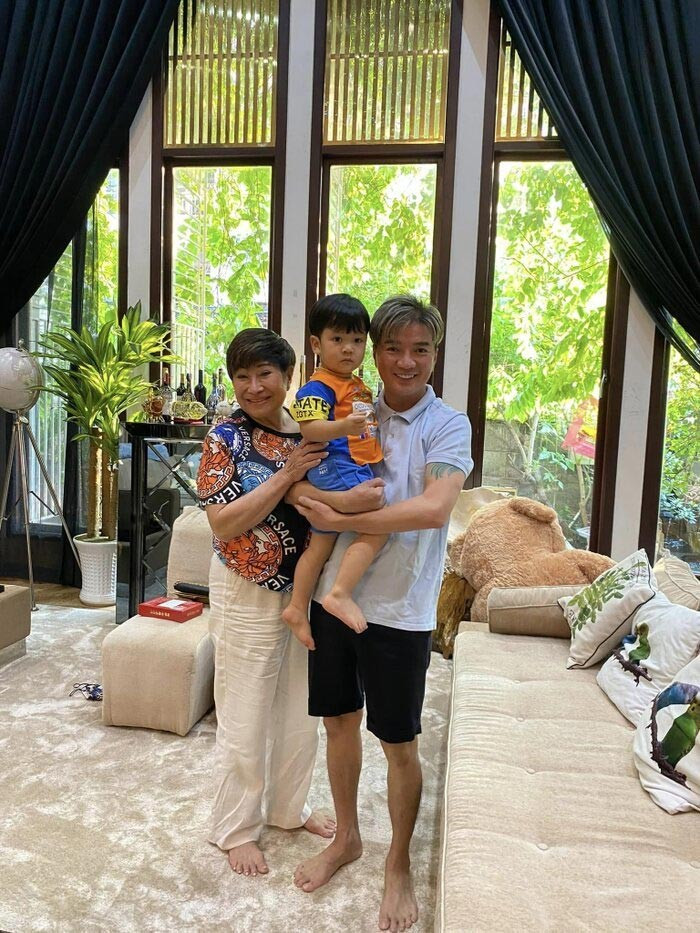 Trong status, Liên Phạm gọi con riêng của Đàm Vĩnh Hưng là cháu trai và dành lời chúc phúc: "Cầu xin cho cháu trai lớn khôn, thông minh, học giỏi và làm nên đại sự". (Ảnh: FB Liên Phạm)