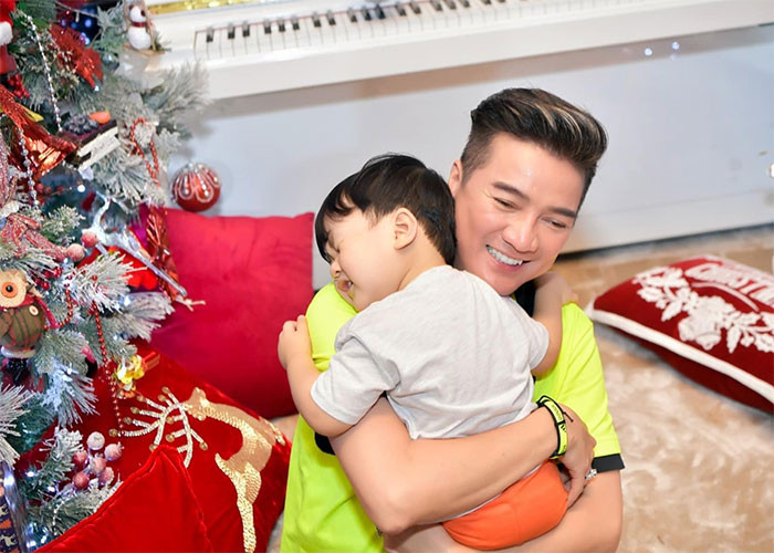 Đàm Vĩnh Hưng thừa nhận anh đằm tính hơn kể từ khi có con trai. "Tôi khác xưa rất nhiều. Tôi ngày trước nóng nảy và hay "sồn sồn" về chuyện không như ý. Còn giờ tôi điềm đạm, nhẹ nhàng, không còn muốn hơn thua. Điều này xuất phát từ sự thấu hiểu, tôi biết đặt mình vào vị trí người khác hơn. Với các mối quan hệ xung quanh, tôi thận trọng, cân nhắc và tìm ra hướng giải quyết tốt nhất. Tôi cư xử lý trí hơn chứ không đặt để nhiều cảm xúc cá nhân", Mr Đàm chia sẻ sau khi lên chức cha. (Ảnh: FB Đàm Vĩnh Hưng)