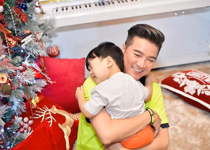 Đàm Vĩnh Hưng thừa nhận anh đằm tính hơn kể từ khi có con trai. "Tôi khác xưa rất nhiều. Tôi ngày trước nóng nảy và hay "sồn sồn" về chuyện không như ý. Còn giờ tôi điềm đạm, nhẹ nhàng, không còn muốn hơn thua. Điều này xuất phát từ sự thấu hiểu, tôi biết đặt mình vào vị trí người khác hơn. Với các mối quan hệ xung quanh, tôi thận trọng, cân nhắc và tìm ra hướng giải quyết tốt nhất. Tôi cư xử lý trí hơn chứ không đặt để nhiều cảm xúc cá nhân", Mr Đàm chia sẻ sau khi lên chức cha. (Ảnh: FB Đàm Vĩnh Hưng)