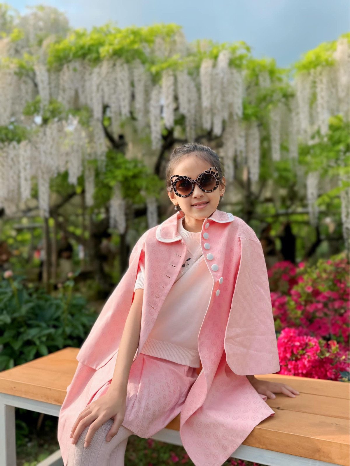 Con gái út của Hà Kiều Anh diện trang phục hồng nữ tính. Ảnh: FB Ha Kieu Anh