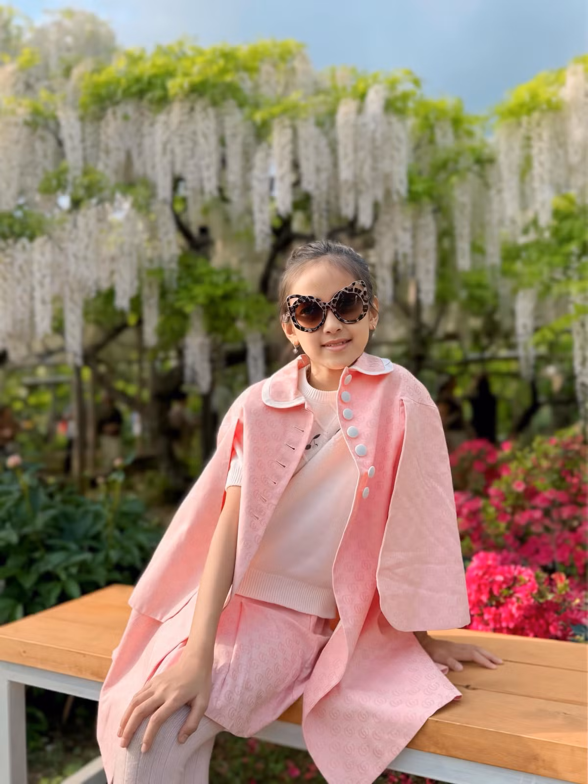 Con gái út của Hà Kiều Anh diện trang phục hồng nữ tính. Ảnh: FB Ha Kieu Anh