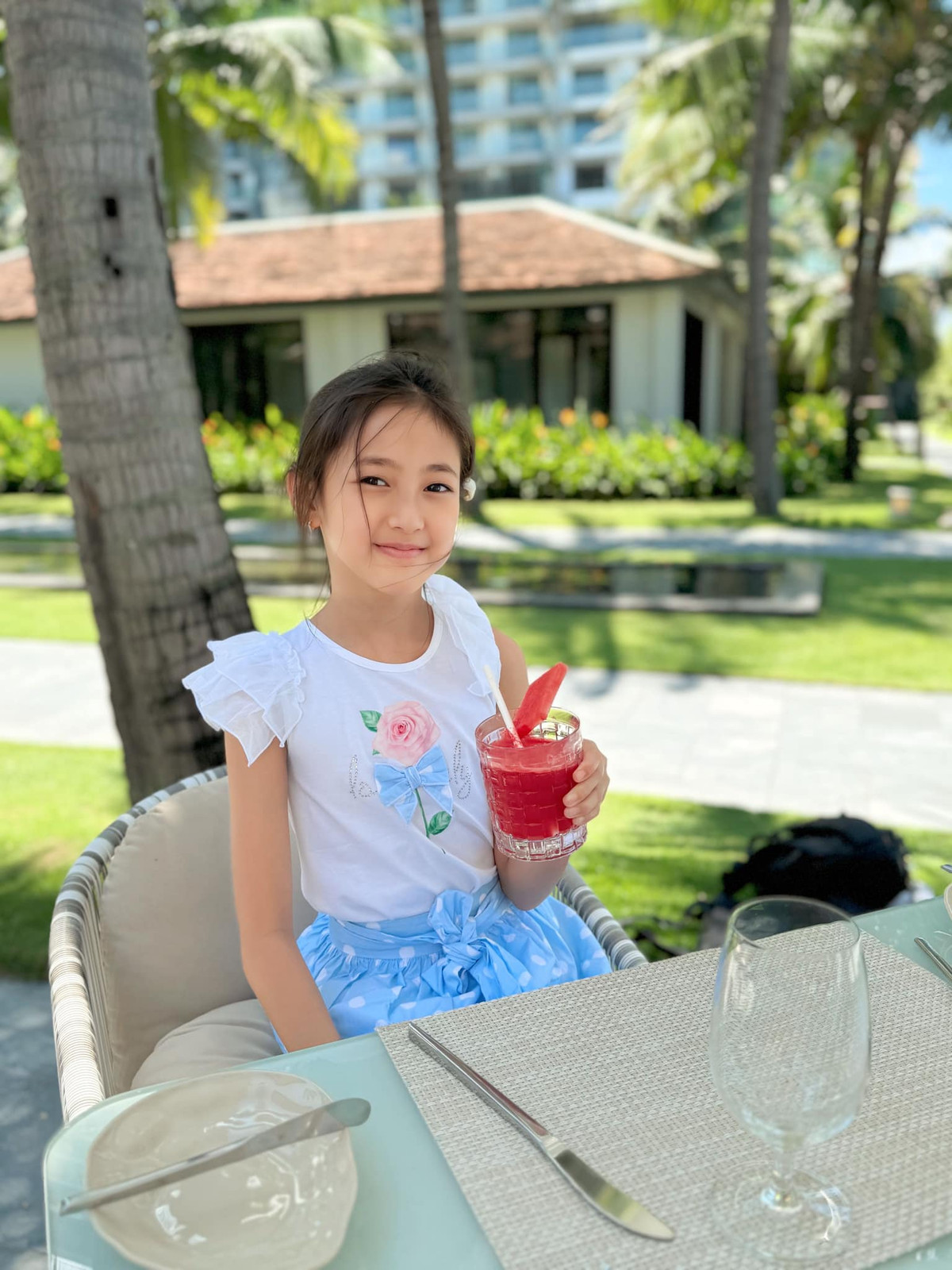 Cô bé thường xuyên được mẹ đưa đi mua sắm và diện những bộ cánh hàng hiệu đắt tiền. Ảnh: FB Ha Kieu Anh