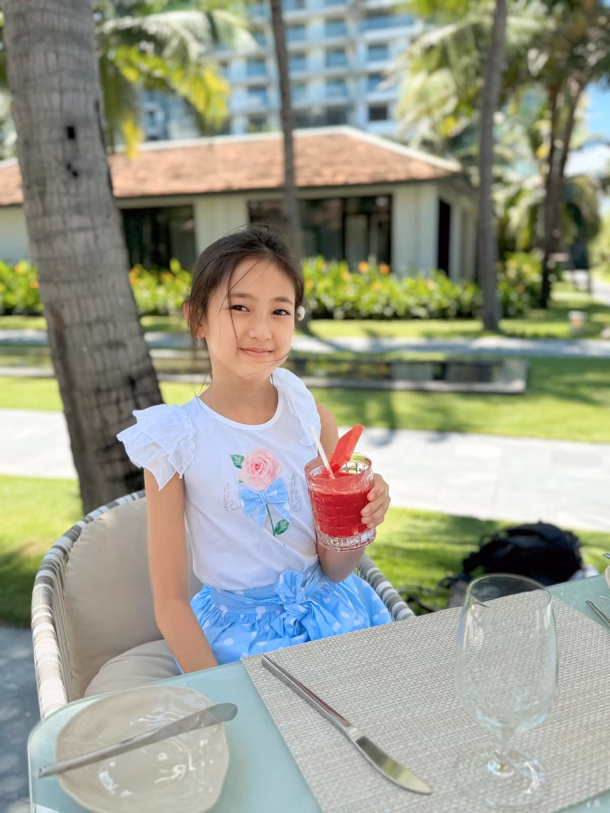 Cô bé thường xuyên được mẹ đưa đi mua sắm và diện những bộ cánh hàng hiệu đắt tiền. Ảnh: FB Ha Kieu Anh