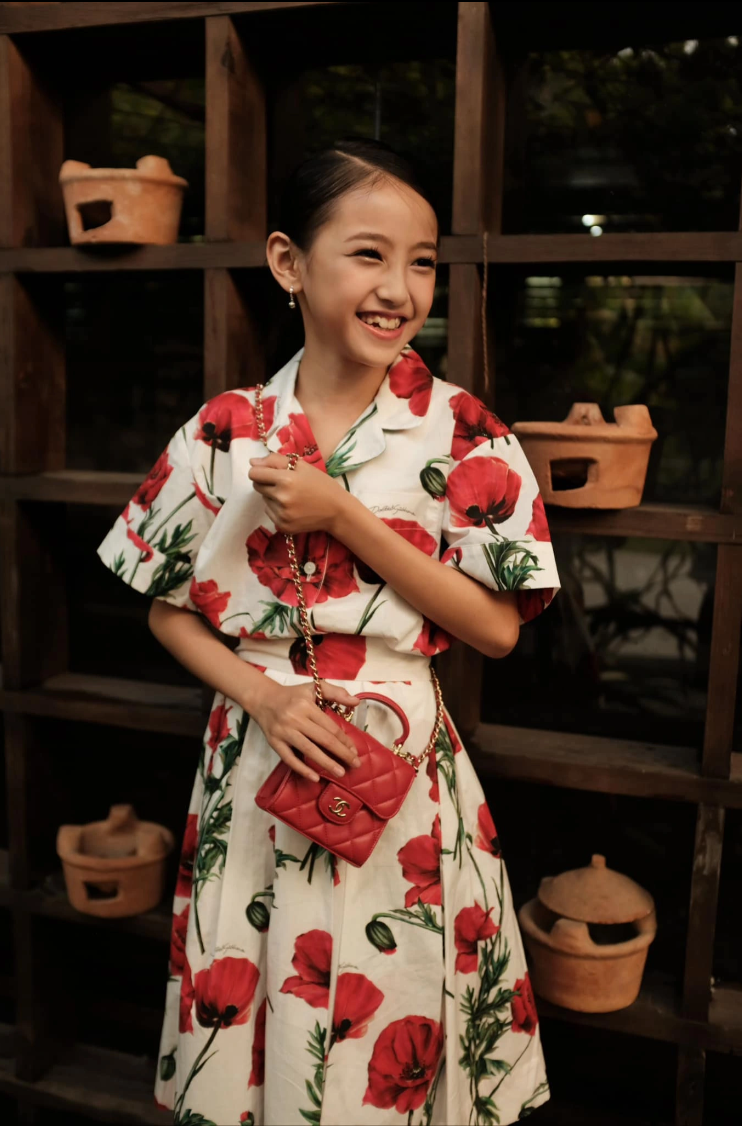 Với vẻ đẹp xinh xắn, phong cách thời trang sành điệu và tài năng, Huỳnh Viann đang là một trong những nhóc tỳ được yêu thích nhất nhì showbiz Việt. Ảnh: FB Ha Kieu Anh